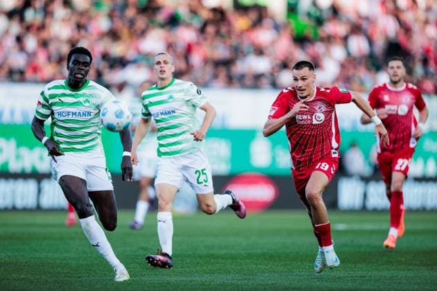 2. Fußball Bundesliga: SpVgg Greuther Fürth - 1. FC Köln; 11.04.2025 Joshua Quarshie (SpVgg Greuther Fürth, 15) und Tim Lemperle (1. FC Köln, 19) jagen dem Ball nach 2. Fußball Bundesliga, SpVgg Greuther Fürth - 1. FC Köln, Fürth, Sportpark Ronhof Thomas Sommer am 11.04.2025 DFL REGULATIONS PROHIBIT ANY USE OF PHOTOGRAPHS AS IMAGE SEQUENCES AND OR QUASI-VIDEO.