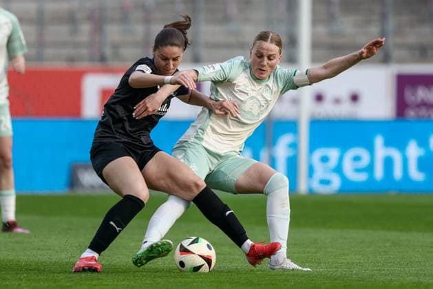 Sport Themen der Woche KW15 Sport Bilder des Tages v.li.: Laureta Elmazi (SGS Essen, 11) und Lina Hausicke (SV Werder Bremen, 18) im Zweikampf, Duell, Dynamik, Aktion, Action, Spielszene, DIE DFB-RICHTLINIEN UNTERSAGEN JEGLICHE NUTZUNG VON FOTOS ALS SEQUENZBILDER UND ODER VIDEOÄHNLICHE FOTOSTRECKEN. DFB REGULATIONS PROHIBIT ANY USE OF PHOTOGRAPHS AS IMAGE SEQUENCES AND OR QUASI-VIDEO., 11.04.2025, Essen (Deutschland), Fussball, Google Pixel Frauen-Bundesliga, SGS Essen - SV Werder Bremen *** from left Laureta Elmazi SGS Essen, 11 and Lina Hausicke SV Werder Bremen, 18 in a duel, dynamic, action, action, game scene, THE DFB REGULATIONS PROHIBIT ANY USE OF PHOTOGRAPHS AS IMAGE SEQUENCES AND OR QUASI VIDEO , 11 04 2025, Essen Germany , Football, Google Pixel Womens Bundesliga, SGS Essen SV Werder Bremen xobx