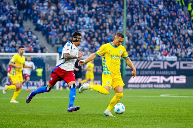 Davie Selke (Hamburger SV, 27), Robin Krausse (Eintracht Braunschweig, 39) GER, Hamburger SV vs. Eintracht Braunschweig, Fussball, 2. Bundesliga, Spieltag 29, Saison 2024 2025, 11.04.2025 DFL REGULATIONS PROHIBIT ANY USE OF PHOTOGRAPHS AS IMAGE SEQUENCES AND OR QUASI-VIDEO GER, Hamburger SV vs. Eintracht Braunschweig, Fussball, 2. Bundesliga, Spieltag 29, Saison 2024 2025, 11.04.2025 Hamburg