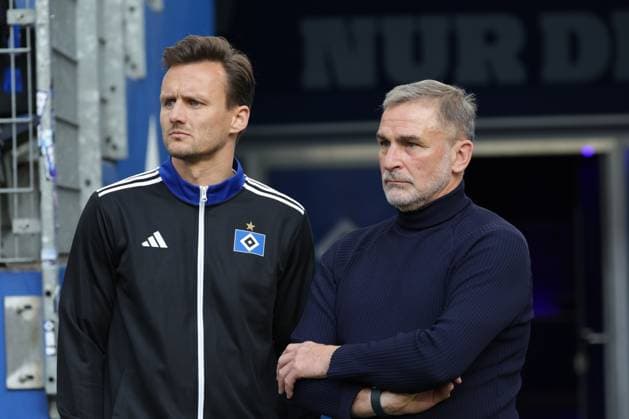 GER, xFSx , Hamburg, HSV , 2. Bundesliga , Fussball, DFL, Hamburger SV vs Eintracht Braunschweig , im Hamburger Volksparkstadion , 12.04.2025 , v.l. Claus Costa ( Hamburger SV , Direktor Profifussball ) ,Stefan Kunze Vorstand (Hamburger SV) DFL regulations prohibit any use of photographs as image sequences and or quasi-video.