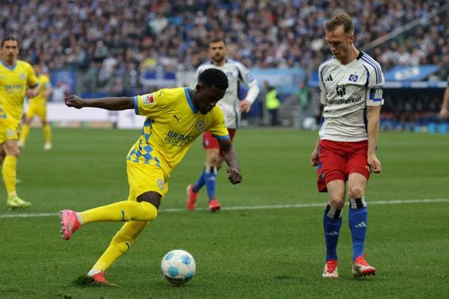 GER, xFSx , Hamburg, HSV , 2. Bundesliga , Fussball, DFL, Hamburger SV vs Eintracht Braunschweig , im Hamburger Volksparkstadion , 12.04.2025 , v.l. Richmond Tachie (Eintracht Braunschweig ,29) , Sebastian Schonlau (Hamburger SV , 4) DFL regulations prohibit any use of photographs as image sequences and or quasi-video.