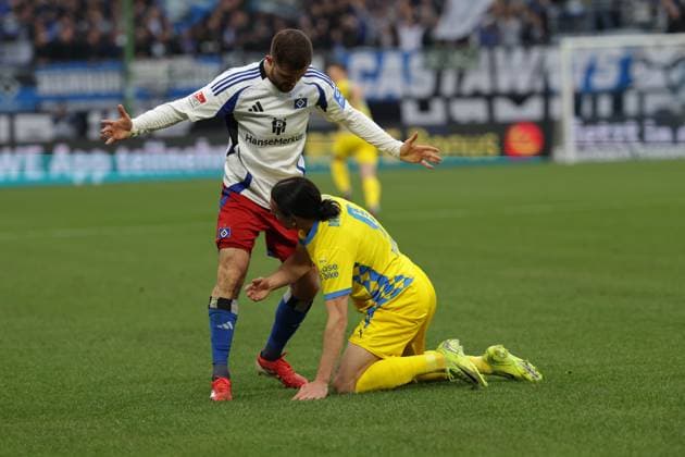 GER, xFSx , Hamburg, HSV , 2. Bundesliga , Fussball, DFL, Hamburger SV vs Eintracht Braunschweig , im Hamburger Volksparkstadion , 12.04.2025 , v.l. Lukasz Poreba (Hamburger SV ,6) ,im Zweikampf mit Rayan Philippe (Eintracht Braunschweig ,9) DFL regulations prohibit any use of photographs as image sequences and or quasi-video.
