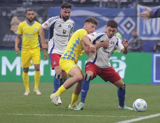 Max Marie (Eintracht Braunschweig), William Mikelbrencis (HSV) Fussball, Herren, Saison 2024 2025, 2.BL, Volksparkstadion, Hamburger SV, HSV gegen Eintracht Braunschweig DFL REGULATIONS PROHIBIT ANY USE OF PHOTOGRAPHS AS IMAGE SEQUENCES AND OR QUASI-VIDEO.