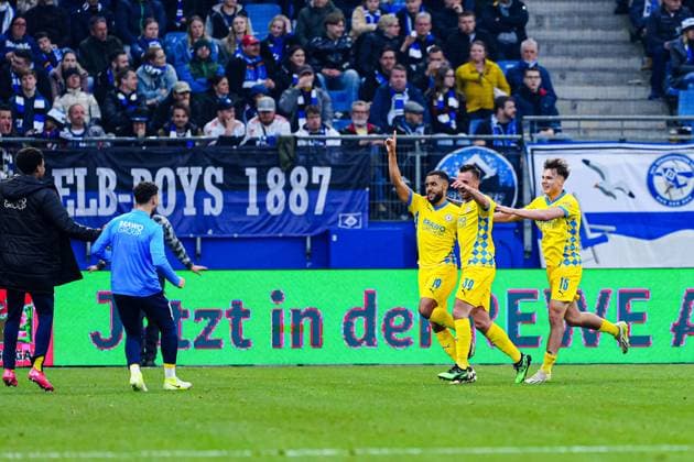 Torjubel Eintracht Braunschweig nach Tor zum 0:1 Leon Bell Bell (Eintracht Braunschweig, 19) GER, Hamburger SV vs. Eintracht Braunschweig, Fussball, 2. Bundesliga, Spieltag 29, Saison 2024 2025, 11.04.2025 DFL REGULATIONS PROHIBIT ANY USE OF PHOTOGRAPHS AS IMAGE SEQUENCES AND OR QUASI-VIDEO GER, Hamburger SV vs. Eintracht Braunschweig, Fussball, 2. Bundesliga, Spieltag 29, Saison 2024 2025, 11.04.2025 Hamburg