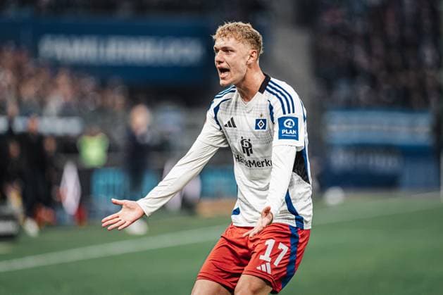 Fußball Männer Saison 2024 2025 2. Fußball-Bundesliga 29. Spieltag Hamburger SV vs. Eintracht Braunschweig 11.04.2025 Adam Karabec ( 17, HSV) beschwert sich ist sauer Hamburg Volksparkstadion Hamburg Deutschland