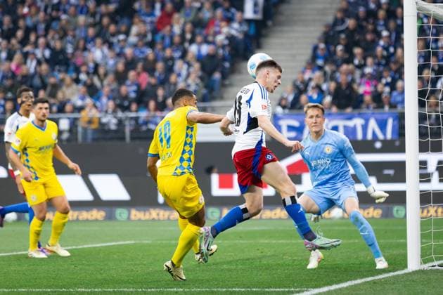 Fußball I Herren I Saison 2024-2025 I 2. Bundesliga I 29. Spieltag I Hamburger SV - Eintracht Braunschweig I 11.04.2025 Emir Sahiti (29, Hamburger SV) köpft den Ball in den Strafraum. Hamburg Volksparkstadion Hamburg Deutschland