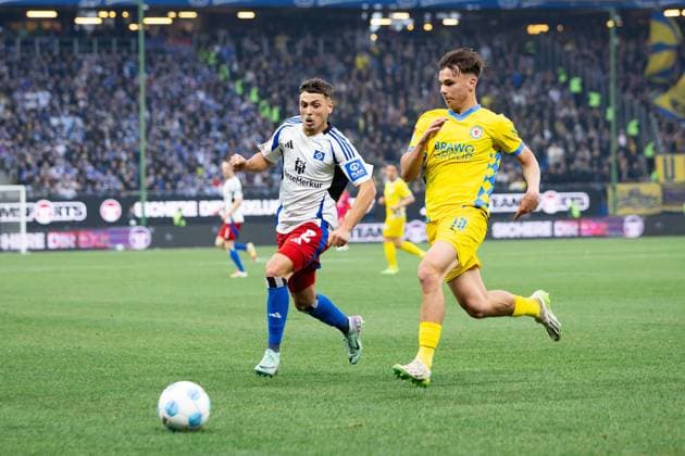 Fußball I Herren I Saison 2024-2025 I 2. Bundesliga I 29. Spieltag I Hamburger SV - Eintracht Braunschweig I 11.04.2025 William Mikelbrencis (2, Hamburger SV) gegen Max Marie (15, Eintracht Braunschweig). Hamburg Volksparkstadion Hamburg Deutschland