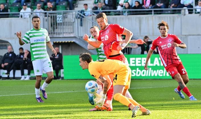 11.04.2025 - Fussball - Saison 2024 2025 - 2. Fussball - Bundesliga - 29. Spieltag: SpVgg Greuther Fürth ( Kleeblatt ) - 1. FC Köln FCK - Sportfoto Zink MeZi - xmexzix - DFL regulations prohibit any use of photographs as image sequences and or quasi-video - only for editorial use - Nahuel Noll (44, SpVgg Greuther Fürth ) vor Imad Rondic (27, FC Köln )