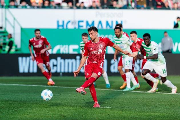 2. Fußball Bundesliga: SpVgg Greuther Fürth - 1. FC Köln; 11.04.2025 Luca Waldschmidt (1. FC Köln, 9) schießt den Elfmeter zum 1:1, Tor 2. Fußball Bundesliga, SpVgg Greuther Fürth - 1. FC Köln, Fürth, Sportpark Ronhof Thomas Sommer am 11.04.2025 DFL REGULATIONS PROHIBIT ANY USE OF PHOTOGRAPHS AS IMAGE SEQUENCES AND OR QUASI-VIDEO.