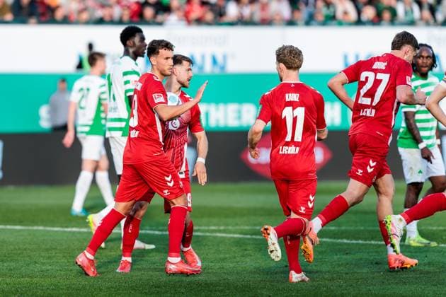 2. Fußball Bundesliga: SpVgg Greuther Fürth - 1. FC Köln; 11.04.2025 Jubel zum 1:1 durch Luca Waldschmidt (1. FC Köln, 9) nach Elfmeter 2. Fußball Bundesliga, SpVgg Greuther Fürth - 1. FC Köln, Fürth, Sportpark Ronhof Thomas Sommer am 11.04.2025 DFL REGULATIONS PROHIBIT ANY USE OF PHOTOGRAPHS AS IMAGE SEQUENCES AND OR QUASI-VIDEO.
