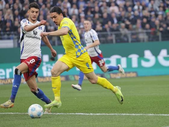 Daniel Elfadli (HSV), Rayan Philippe (Eintracht Braunschweig) Fussball, Herren, Saison 2024 2025, 2.BL, Volksparkstadion, Hamburger SV, HSV gegen Eintracht Braunschweig DFL REGULATIONS PROHIBIT ANY USE OF PHOTOGRAPHS AS IMAGE SEQUENCES AND OR QUASI-VIDEO.