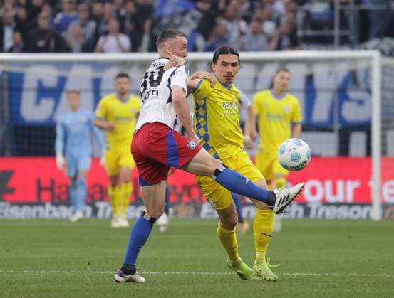 Silvan Hefti (HSV), Rayan Philippe (Eintracht Braunschweig) Fussball, Herren, Saison 2024 2025, 2.BL, Volksparkstadion, Hamburger SV, HSV gegen Eintracht Braunschweig DFL REGULATIONS PROHIBIT ANY USE OF PHOTOGRAPHS AS IMAGE SEQUENCES AND OR QUASI-VIDEO.