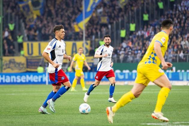 Fußball I Herren I Saison 2024-2025 I 2. Bundesliga I 29. Spieltag I Hamburger SV - Eintracht Braunschweig I 11.04.2025 William Mikelbrencis (2, Hamburger SV) am Ball. Hamburg Volksparkstadion Hamburg Deutschland