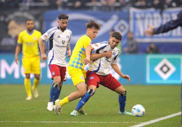 Foto : Max MARIE (Brauschweig) gegen William Mikelbrencis (HSV) Fussball 2. Bundesliga , am Fr. 11.04.2025 Hamburger SV - Eintracht Brauschweig