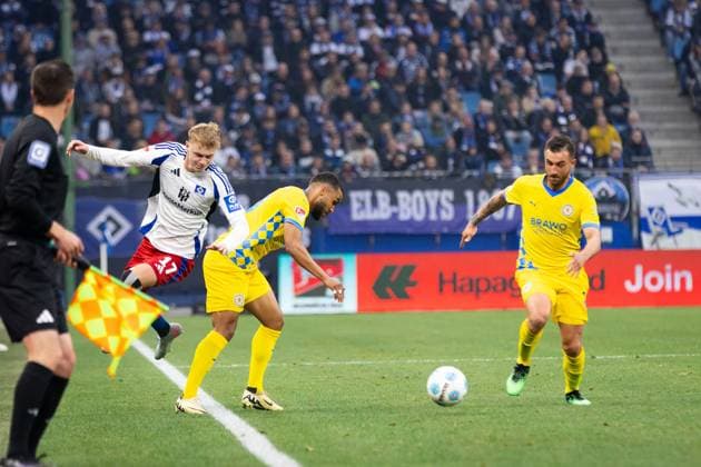 Fußball I Herren I Saison 2024-2025 I 2. Bundesliga I 29. Spieltag I Hamburger SV - Eintracht Braunschweig I 11.04.2025 Adam Karabec (17, Hamburger SV) gegen Leon Bell Bell (19, Eintracht Braunschweig). Hamburg Volksparkstadion Hamburg Deutschland