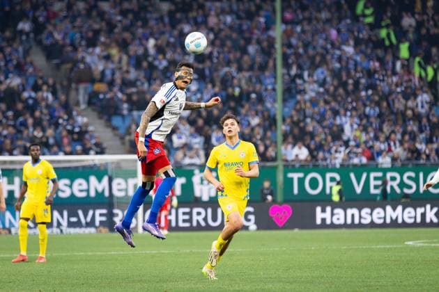 Fußball I Herren I Saison 2024-2025 I 2. Bundesliga I 29. Spieltag I Hamburger SV - Eintracht Braunschweig I 11.04.2025 Davie Selke (27, Hamburger SV) geht zum Kopfball. Hamburg Volksparkstadion Hamburg Deutschland