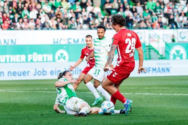 2. Fußball Bundesliga: SpVgg Greuther Fürth - 1. FC Köln; 11.04.2025 Zweikampf Noah Loosli (SpVgg Greuther Fürth, 25), Julian Pauli (1. FC Köln, 24) Elfmeterfoul 2. Fußball Bundesliga, SpVgg Greuther Fürth - 1. FC Köln, Fürth, Sportpark Ronhof Thomas Sommer am 11.04.2025 DFL REGULATIONS PROHIBIT ANY USE OF PHOTOGRAPHS AS IMAGE SEQUENCES AND OR QUASI-VIDEO.