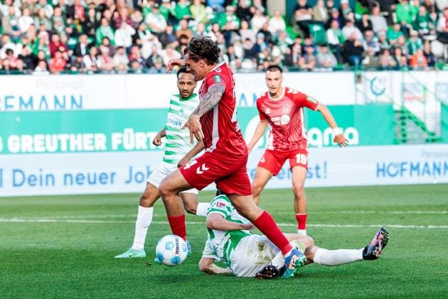 2. Fußball Bundesliga: SpVgg Greuther Fürth - 1. FC Köln; 11.04.2025 Zweikampf Noah Loosli (SpVgg Greuther Fürth, 25), Julian Pauli (1. FC Köln, 24) Elfmeterfoul 2. Fußball Bundesliga, SpVgg Greuther Fürth - 1. FC Köln, Fürth, Sportpark Ronhof Thomas Sommer am 11.04.2025 DFL REGULATIONS PROHIBIT ANY USE OF PHOTOGRAPHS AS IMAGE SEQUENCES AND OR QUASI-VIDEO.