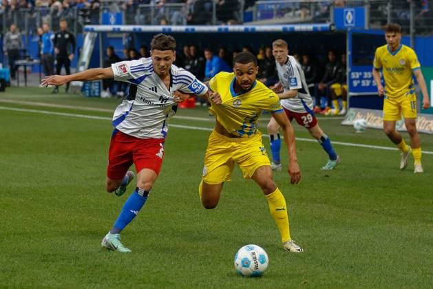 William Mikelbrencis ( HSV ) 19 Leon Bell Bell ( Braunschweig ) Deutschland , Hamburg , Volksparkstadion , Fussball , 2 . Bundesliga , Hamburger SV - Eintracht Braunschweig