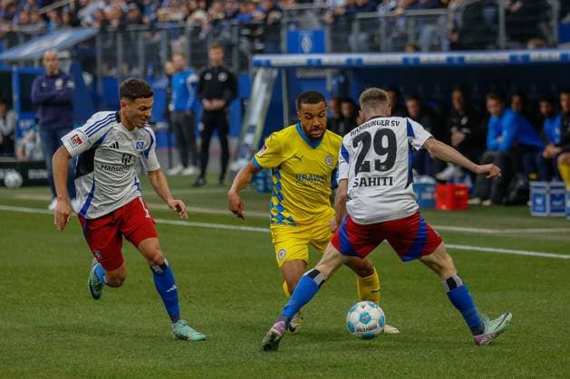 William Mikelbrencis Emir Sahiti ( HSV ) 19 Leon Bell Bell ( Braunschweig ) Deutschland , Hamburg , Volksparkstadion , Fussball , 2 . Bundesliga , Hamburger SV - Eintracht Braunschweig