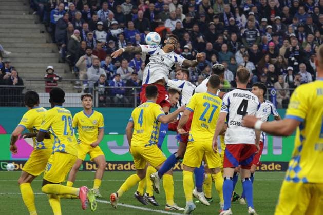 GER, xFSx , Hamburg, HSV , 2. Bundesliga , Fussball, DFL, Hamburger SV vs Eintracht Braunschweig , im Hamburger Volksparkstadion , 12.04.2025 , v.l. Davie Selke (Hamburger SV ,27) springt zum Ball DFL regulations prohibit any use of photographs as image sequences and or quasi-video.