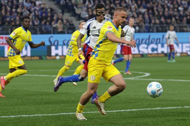 GER, xFSx , Hamburg, HSV , 2. Bundesliga , Fussball, DFL, Hamburger SV vs Eintracht Braunschweig , im Hamburger Volksparkstadion , 12.04.2025 , v.l. Davie Selke (,Hamburger SV ,27) , Marvin Rittmueller (Eintracht Braunschweig ,18) DFL regulations prohibit any use of photographs as image sequences and or quasi-video.