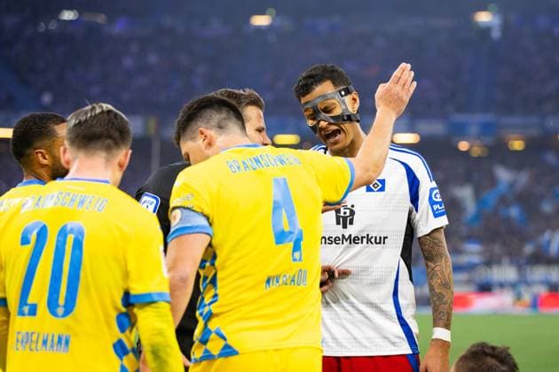 Fußball I Herren I Saison 2024-2025 I 2. Bundesliga I 29. Spieltag I Hamburger SV - Eintracht Braunschweig I 11.04.2025 Davie Selke (27, Hamburger SV) diskutiert mit Dr. Felix Brych (Schiedsrichter). Hamburg Volksparkstadion Hamburg Deutschland