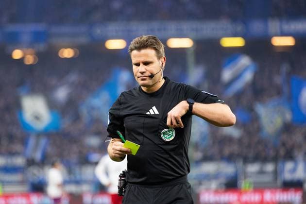 Fußball I Herren I Saison 2024-2025 I 2. Bundesliga I 29. Spieltag I Hamburger SV - Eintracht Braunschweig I 11.04.2025 Dr. Felix Brych (Schiedsrichter) im Fokus. Hamburg Volksparkstadion Hamburg Deutschland
