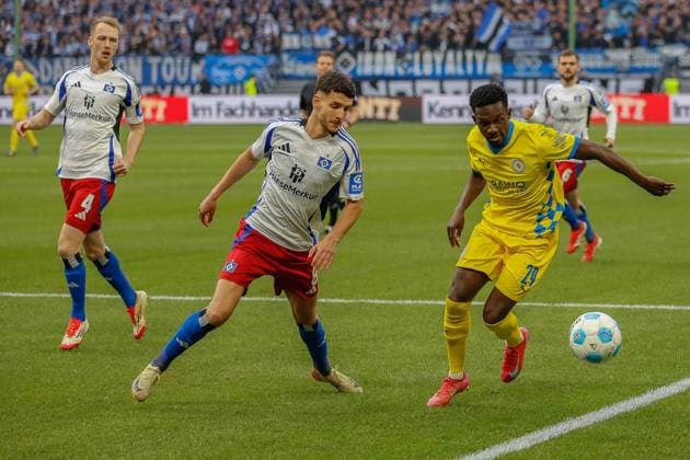 Daniel Elfadli ( HSV ) 29 Richmond Tachie ( Braunschweig ) Deutschland , Hamburg , Volksparkstadion , Fussball , 2 . Bundesliga , Hamburger SV - Eintracht Braunschweig