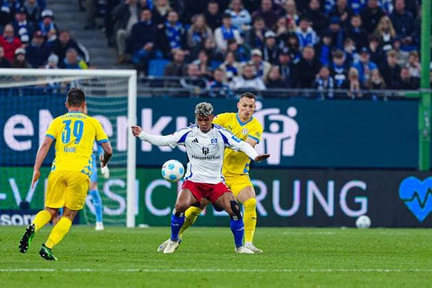 Ransford-Yeboah Koenigsdoerffer (Hamburger SV, 11), Sven Koehler (Eintracht Braunschweig, 27) GER, Hamburger SV vs. Eintracht Braunschweig, Fussball, 2. Bundesliga, Spieltag 29, Saison 2024 2025, 11.04.2025 DFL REGULATIONS PROHIBIT ANY USE OF PHOTOGRAPHS AS IMAGE SEQUENCES AND OR QUASI-VIDEO GER, Hamburger SV vs. Eintracht Braunschweig, Fussball, 2. Bundesliga, Spieltag 29, Saison 2024 2025, 11.04.2025 Hamburg