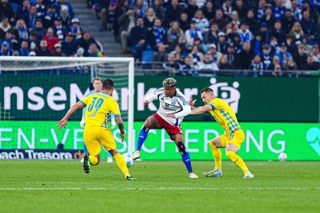 Robin Krausse (Eintracht Braunschweig, 39), Ransford-Yeboah Koenigsdoerffer (Hamburger SV, 11), Sven Koehler (Eintracht Braunschweig, 27) GER, Hamburger SV vs. Eintracht Braunschweig, Fussball, 2. Bundesliga, Spieltag 29, Saison 2024 2025, 11.04.2025 DFL REGULATIONS PROHIBIT ANY USE OF PHOTOGRAPHS AS IMAGE SEQUENCES AND OR QUASI-VIDEO GER, Hamburger SV vs. Eintracht Braunschweig, Fussball, 2. Bundesliga, Spieltag 29, Saison 2024 2025, 11.04.2025 Hamburg