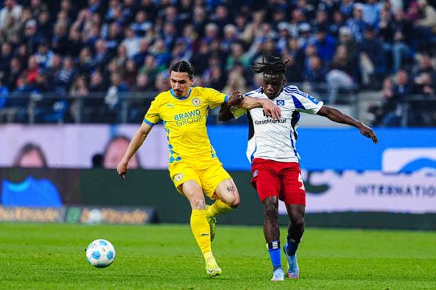 Rayan Philippe (Eintracht Braunschweig, 09), Fabio Balde (Hamburger SV, 45) GER, Hamburger SV vs. Eintracht Braunschweig, Fussball, 2. Bundesliga, Spieltag 29, Saison 2024 2025, 11.04.2025 DFL REGULATIONS PROHIBIT ANY USE OF PHOTOGRAPHS AS IMAGE SEQUENCES AND OR QUASI-VIDEO GER, Hamburger SV vs. Eintracht Braunschweig, Fussball, 2. Bundesliga, Spieltag 29, Saison 2024 2025, 11.04.2025 Hamburg