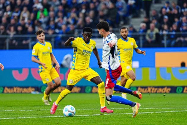 Richmond Tachie (Eintracht Braunschweig, 29), Daniel Elfadli (Hamburger SV, 08) GER, Hamburger SV vs. Eintracht Braunschweig, Fussball, 2. Bundesliga, Spieltag 29, Saison 2024 2025, 11.04.2025 DFL REGULATIONS PROHIBIT ANY USE OF PHOTOGRAPHS AS IMAGE SEQUENCES AND OR QUASI-VIDEO GER, Hamburger SV vs. Eintracht Braunschweig, Fussball, 2. Bundesliga, Spieltag 29, Saison 2024 2025, 11.04.2025 Hamburg