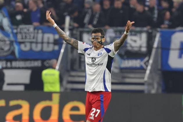 GER, xFSx , Hamburg, HSV , 2. Bundesliga , Fussball, DFL, Hamburger SV vs Eintracht Braunschweig , im Hamburger Volksparkstadion , 12.04.2025 , v.l. Davie Selke (Hamburger SV ,27) feiert sein Tor zum 1:2 Anschlusstreffer DFL regulations prohibit any use of photographs as image sequences and or quasi-video.