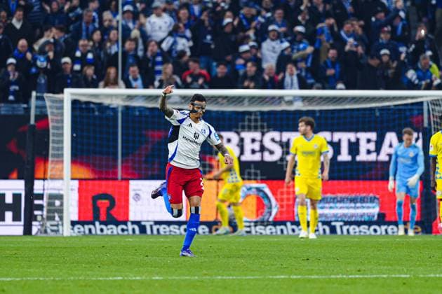 Torjubel Davie Selke (Hamburger SV, 27) nach Tor zum 1:2 per Kopfball GER, Hamburger SV vs. Eintracht Braunschweig, Fussball, 2. Bundesliga, Spieltag 29, Saison 2024 2025, 11.04.2025 DFL REGULATIONS PROHIBIT ANY USE OF PHOTOGRAPHS AS IMAGE SEQUENCES AND OR QUASI-VIDEO GER, Hamburger SV vs. Eintracht Braunschweig, Fussball, 2. Bundesliga, Spieltag 29, Saison 2024 2025, 11.04.2025 Hamburg