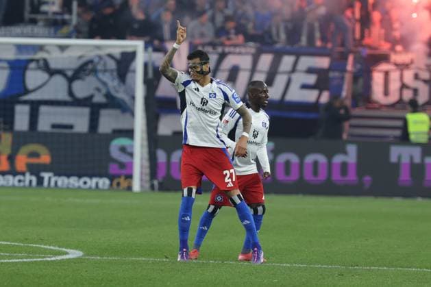 GER, xFSx , Hamburg, HSV , 2. Bundesliga , Fussball, DFL, Hamburger SV vs Eintracht Braunschweig , im Hamburger Volksparkstadion , 12.04.2025 , v.l. Davie Selke (Hamburger SV ,27) feiert sein Tor zum 1:2 Anschlusstreffer DFL regulations prohibit any use of photographs as image sequences and or quasi-video.