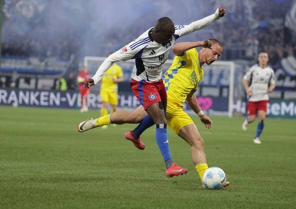 Jean-Luc Domp? (HSV), Marvin Rittmueller (Eintracht Braunschweig) Fussball, Herren, Saison 2024 2025, 2.BL, Volksparkstadion, Hamburger SV, HSV gegen Eintracht Braunschweig DFL REGULATIONS PROHIBIT ANY USE OF PHOTOGRAPHS AS IMAGE SEQUENCES AND OR QUASI-VIDEO.