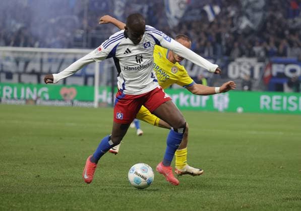 Jean-Luc Domp? (HSV), Marvin Rittmueller (Eintracht Braunschweig) Fussball, Herren, Saison 2024 2025, 2.BL, Volksparkstadion, Hamburger SV, HSV gegen Eintracht Braunschweig DFL REGULATIONS PROHIBIT ANY USE OF PHOTOGRAPHS AS IMAGE SEQUENCES AND OR QUASI-VIDEO.