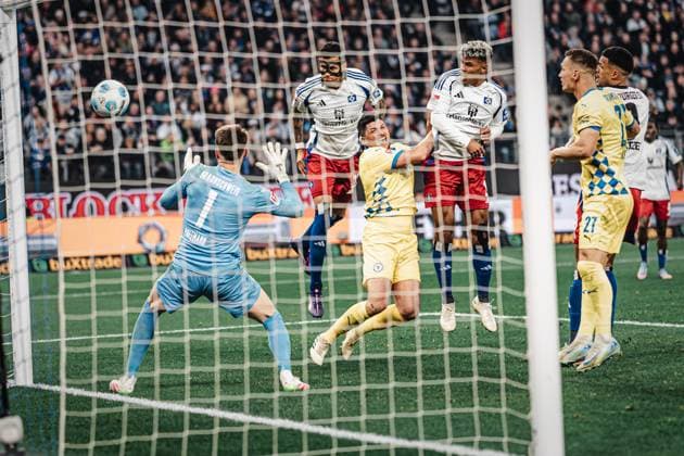 Sport Bilder des Tages Fußball Männer Saison 2024 2025 2. Fußball-Bundesliga 29. Spieltag Hamburger SV vs. Eintracht Braunschweig 11.04.2025 Kopfball Tor von Davie Selke ( 27, HSV) zum 1:2 Hamburg Volksparkstadion Hamburg Deutschland