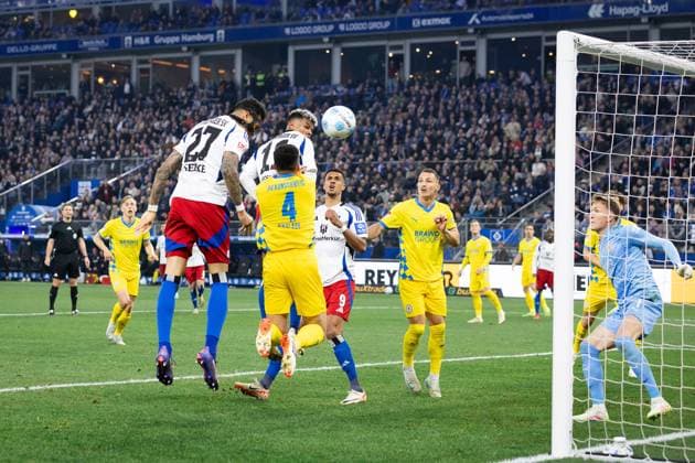 Fußball I Herren I Saison 2024-2025 I 2. Bundesliga I 29. Spieltag I Hamburger SV - Eintracht Braunschweig I 11.04.2025 Davie Selke (27, Hamburger SV) köpft das Tor zum 1:2. Hamburg Volksparkstadion Hamburg Deutschland