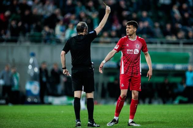 2. Fußball Bundesliga: SpVgg Greuther Fürth - 1. FC Köln; 11.04.2025 Schiedsrichter Patrick Alt zeigt Gelb gegen Dejan Ljubicic (1. FC Köln, 7) 2. Fußball Bundesliga, SpVgg Greuther Fürth - 1. FC Köln, Fürth, Sportpark Ronhof Thomas Sommer am 11.04.2025 DFL REGULATIONS PROHIBIT ANY USE OF PHOTOGRAPHS AS IMAGE SEQUENCES AND OR QUASI-VIDEO.