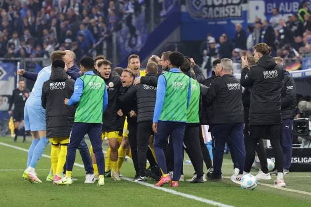 GER, xFSx , Hamburg, HSV , 2. Bundesliga , Fussball, DFL, Hamburger SV vs Eintracht Braunschweig , im Hamburger Volksparkstadion , 12.04.2025 , v.l. Eintracht Braunschweig feiert das 4:1 jubelnd, bejubelt, jubelt, jubeln DFL regulations prohibit any use of photographs as image sequences and or quasi-video.