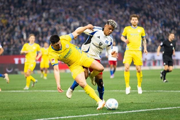 Fußball I Herren I Saison 2024-2025 I 2. Bundesliga I 29. Spieltag I Hamburger SV - Eintracht Braunschweig I 11.04.2025 Jannis Nikolaou (4, Eintracht Braunschweig) gegen Ransford-Yeboah Königsdörffer (11, Hamburger SV). Hamburg Volksparkstadion Hamburg Deutschland