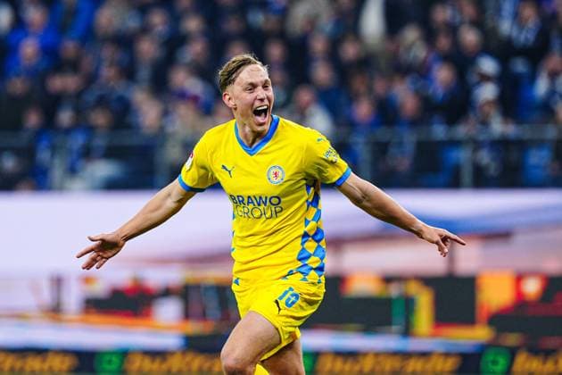 Sport Bilder des Tages Torjubel Julian Baas (Eintracht Braunschweig, 16) nach Tor zum 1:3 GER, Hamburger SV vs. Eintracht Braunschweig, Fussball, 2. Bundesliga, Spieltag 29, Saison 2024 2025, 11.04.2025 DFL REGULATIONS PROHIBIT ANY USE OF PHOTOGRAPHS AS IMAGE SEQUENCES AND OR QUASI-VIDEO GER, Hamburger SV vs. Eintracht Braunschweig, Fussball, 2. Bundesliga, Spieltag 29, Saison 2024 2025, 11.04.2025 Hamburg