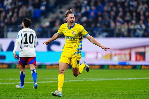 Torjubel Julian Baas (Eintracht Braunschweig, 16) nach Tor zum 1:3 GER, Hamburger SV vs. Eintracht Braunschweig, Fussball, 2. Bundesliga, Spieltag 29, Saison 2024 2025, 11.04.2025 DFL REGULATIONS PROHIBIT ANY USE OF PHOTOGRAPHS AS IMAGE SEQUENCES AND OR QUASI-VIDEO GER, Hamburger SV vs. Eintracht Braunschweig, Fussball, 2. Bundesliga, Spieltag 29, Saison 2024 2025, 11.04.2025 Hamburg