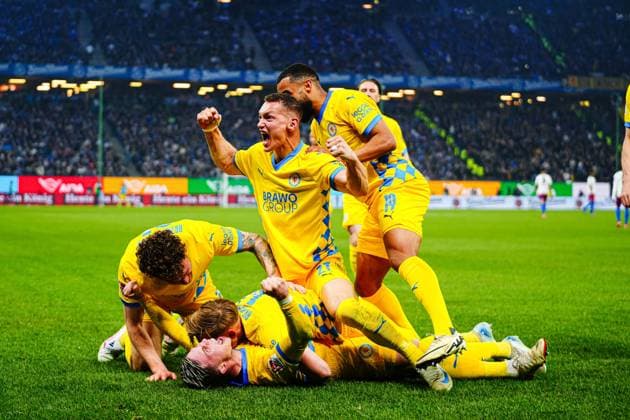 Torjubel Eintracht Braunschweig nach Tor zum 1:3 Julian Baas (Eintracht Braunschweig, 16) GER, Hamburger SV vs. Eintracht Braunschweig, Fussball, 2. Bundesliga, Spieltag 29, Saison 2024 2025, 11.04.2025 DFL REGULATIONS PROHIBIT ANY USE OF PHOTOGRAPHS AS IMAGE SEQUENCES AND OR QUASI-VIDEO GER, Hamburger SV vs. Eintracht Braunschweig, Fussball, 2. Bundesliga, Spieltag 29, Saison 2024 2025, 11.04.2025 Hamburg