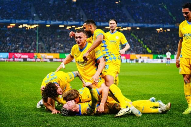Torjubel Eintracht Braunschweig nach Tor zum 1:3 Julian Baas (Eintracht Braunschweig, 16) GER, Hamburger SV vs. Eintracht Braunschweig, Fussball, 2. Bundesliga, Spieltag 29, Saison 2024 2025, 11.04.2025 DFL REGULATIONS PROHIBIT ANY USE OF PHOTOGRAPHS AS IMAGE SEQUENCES AND OR QUASI-VIDEO GER, Hamburger SV vs. Eintracht Braunschweig, Fussball, 2. Bundesliga, Spieltag 29, Saison 2024 2025, 11.04.2025 Hamburg