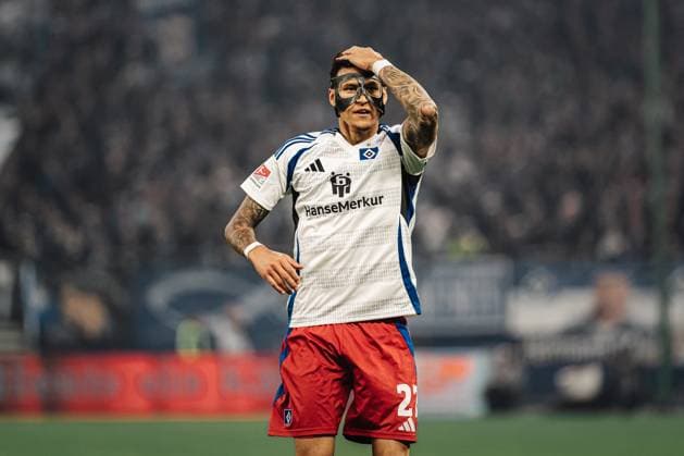 Sport Bilder des Tages Fußball Männer Saison 2024 2025 2. Fußball-Bundesliga 29. Spieltag Hamburger SV vs. Eintracht Braunschweig 11.04.2025 Davie Selke ( 27, HSV) ärgert sich Hamburg Volksparkstadion Hamburg Deutschland