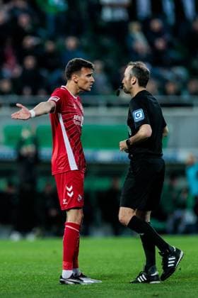 2. Fußball Bundesliga: SpVgg Greuther Fürth - 1. FC Köln; 11.04.2025 Dejan Ljubicic (1. FC Köln, 7) diskutiert mit Schiedsrichter Patrick Alt 2. Fußball Bundesliga, SpVgg Greuther Fürth - 1. FC Köln, Fürth, Sportpark Ronhof Thomas Sommer am 11.04.2025 DFL REGULATIONS PROHIBIT ANY USE OF PHOTOGRAPHS AS IMAGE SEQUENCES AND OR QUASI-VIDEO.