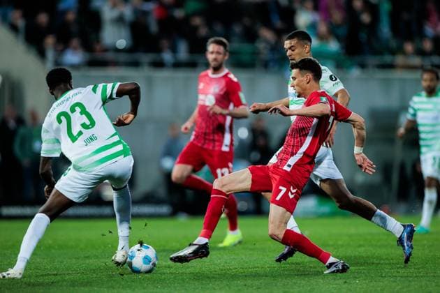 2. Fußball Bundesliga: SpVgg Greuther Fürth - 1. FC Köln; 11.04.2025 Zweikampf Gideon Jung (SpVgg Greuther Fürth, 23), Dejan Ljubicic (1. FC Köln, 7) 2. Fußball Bundesliga, SpVgg Greuther Fürth - 1. FC Köln, Fürth, Sportpark Ronhof Thomas Sommer am 11.04.2025 DFL REGULATIONS PROHIBIT ANY USE OF PHOTOGRAPHS AS IMAGE SEQUENCES AND OR QUASI-VIDEO.